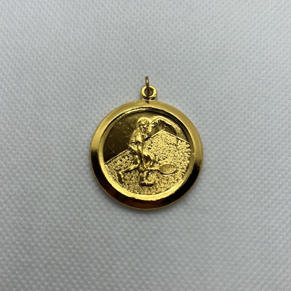 TENNIS PENDANT MEDAL GOLD TONE VINTAGE - Picture 5 of 9